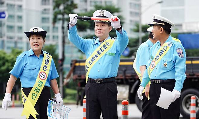 이재준 수원시장이 30일 수원 효원고 사거리에서 수원남부경찰서 모범운전자 회와 함께 봉사활동을 하고 있다. 수원시 제공