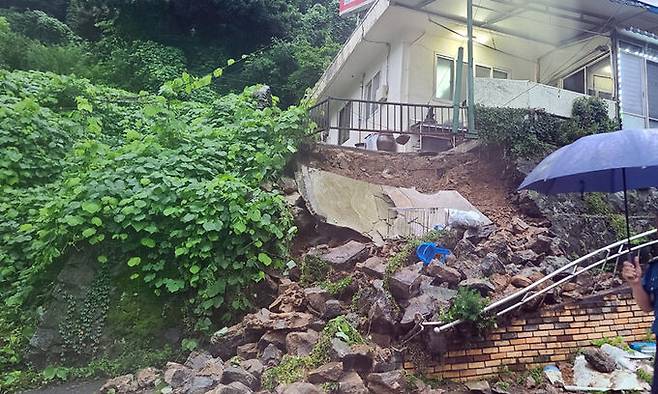 30일 광주 동구 지산동 한 식당 담장이 무너져 내려있다. 당국은 많은 비로 인한 사고로 보고 안전 조치 중이다. 연합뉴스