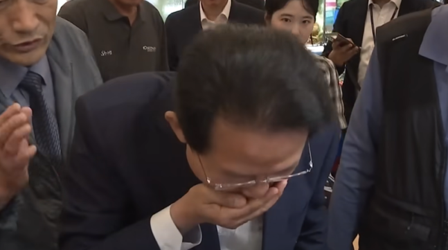 류성걸 국민의힘 의원이 지난달 30일 서울 동작구 노량진 수산시장에서 수조 속 바닷물을 손으로 떠 마시고 있다. MBC 보도화면 갈무리