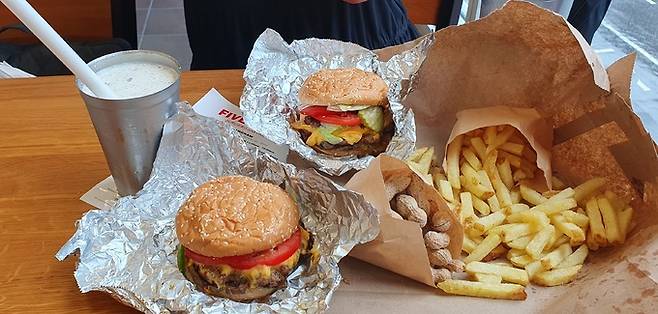 우리가 주문한 메뉴들. 버거 재료가 신선하고 맛이 조화롭다. 생감자 감자튀김은 땅콩기름으로 튀겨 고소함을 더했다.