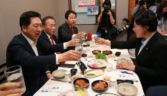 국민의힘 김기현 대표가 15일 오후 서울 노량진수산시장의 한 음식점에서 취임 100일을 맞이해 당 지도부와 만찬을 하며 물잔으로 건배하고 있다. 2023.6.15 연합뉴스