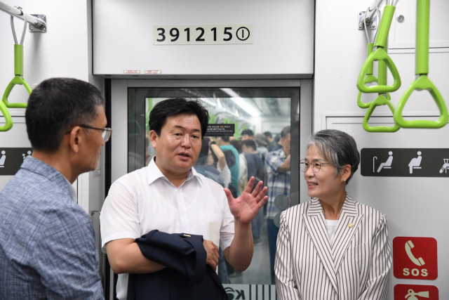 임병택 시흥시장과 송미희 시의회 의장이 1일 서해선 대곡~소사 복선전철을 타고 환담하고 있다. 사진 제공 = 시흥시