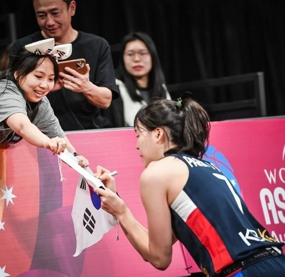 1일 FIBA 아시아컵 5·6위전 필리핀 경기에서 팬서비스하는 박지수(오른쪽). /사진=FIBA