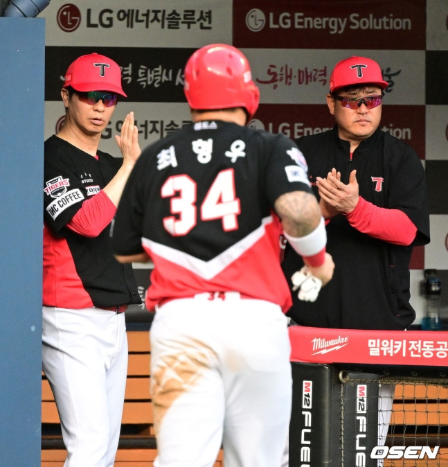 LG 트윈스와 KIA 타이거즈가 1일 서울 잠실야구장에서 맞붙었다. 김종국(왼쪽) KIA 감독이 4회초 1사 1,2루에서 진갑용(왼쪽) 코치와 함께 득점을 올린 최형우를 향해 박수를 치고 있다.