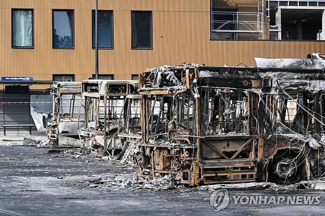 시위로 불에 타 뼈대만 남은 프랑스 버스들 (오베르빌리에[프랑스] AFP=연합뉴스) 프랑스 전역에서 10대에게 총을 쏜 경찰을 규탄하는 시위가 격화하는 가운데 30일(현지시간) 파리 북부 오베르빌리에에 버스 여러 대가 불에 타 있다. 지난 27일 파리 외곽 낭테르에서 교통 검문을 피하려던 알제리계 17세 소년이 경찰이 쏜 총에 맞아 사망했다. 2023.06.30 clynnkim@yna.co.kr