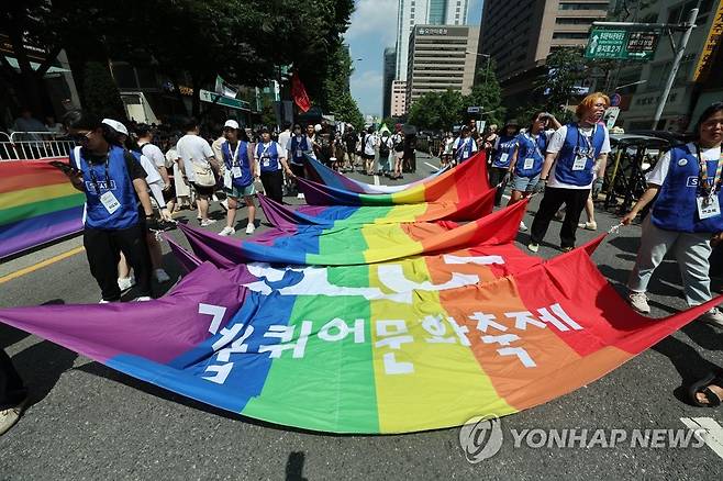 제24회 서울퀴어문화축제 (서울=연합뉴스) 임화영 기자 = 1일 오후 서울 을지로 일대에서 열린 제24회 서울퀴어문화축제에서 퀴어문화의 상징인 무지개 현수막이 펼쳐져 있다. 2023.7.1 hwayoung7@yna.co.kr