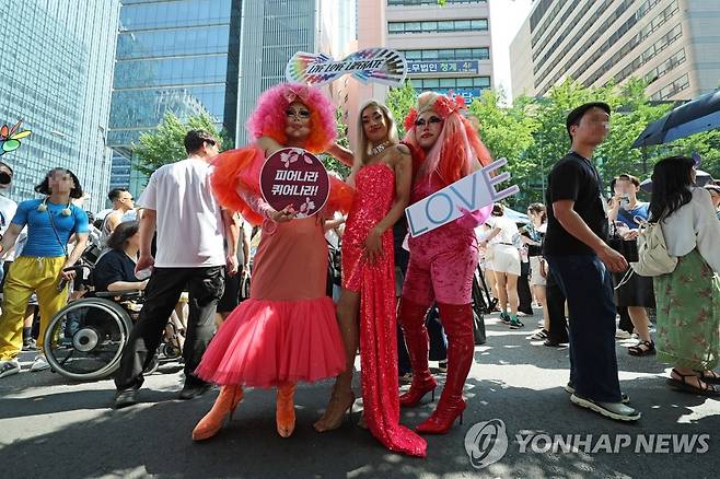 '피어나라, 퀴어하라' (서울=연합뉴스) 임화영 기자 = 1일 오후 서울 을지로 일대에서 열린 제24회 서울퀴어문화축제에서 참가자들이 포즈를 취하고 있다. 2023.7.1 hwayoung7@yna.co.kr