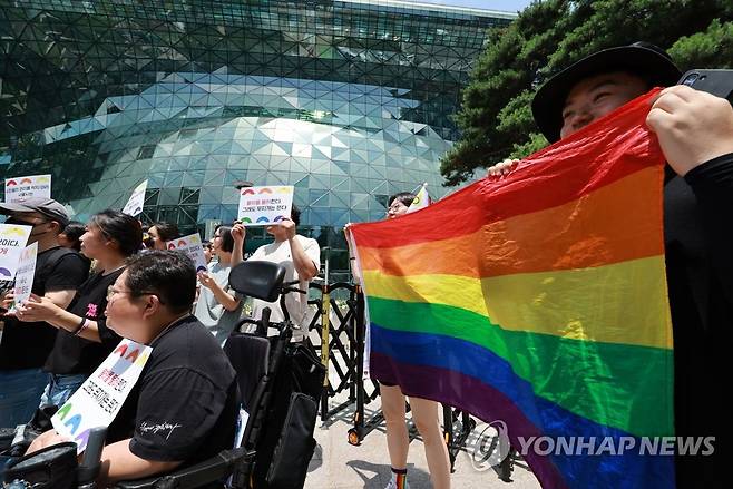 퀴어축제 참가단체, 서울광장 사용 불가 규탄 기자회견 (서울=연합뉴스) 홍해인 기자 = '서울시 차별행정에 분노하는 인권시민종교사회단체'에 참여하고 있는 단체 관계자와 2023 서울퀴어문화축제 참가자들이 1일 오후 서울시청 앞에서 소수자 배제, 서울시의 차별행정을 규탄하며 기자회견을 열고 있다. 
    앞서 지난 5월 서울시 열린광장운영시민위원회는 6월30일∼7월1일 서울광장 사용을 신청한 퀴어문화축제와 청소년·청년 회복 콘서트 2건을 심의해 CTS 문화재단의 이용을 허가했다. 이에 따라 이날 서울퀴어문화축제는 서울광장이 아닌 을지로2가 일대에서 열렸다. 2023.7.1 hihong@yna.co.kr