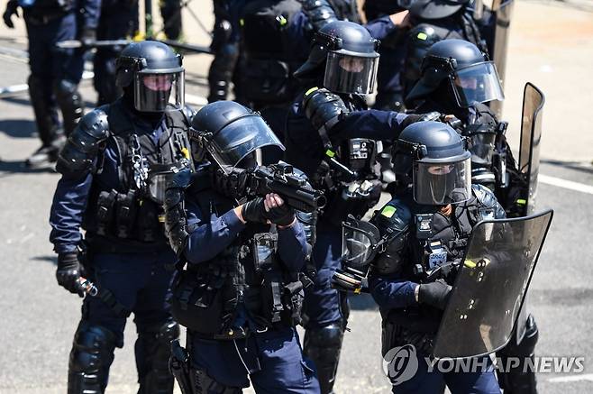 시위대 진압 나서는 프랑스 경찰 [AFP 연합뉴스]