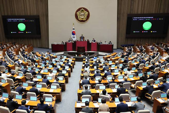 30일 오후 국회 본회의에서 여야 의원들이 본회의에 상정된 법안 표결을 하고 있다.(사진=연합뉴스 제공)