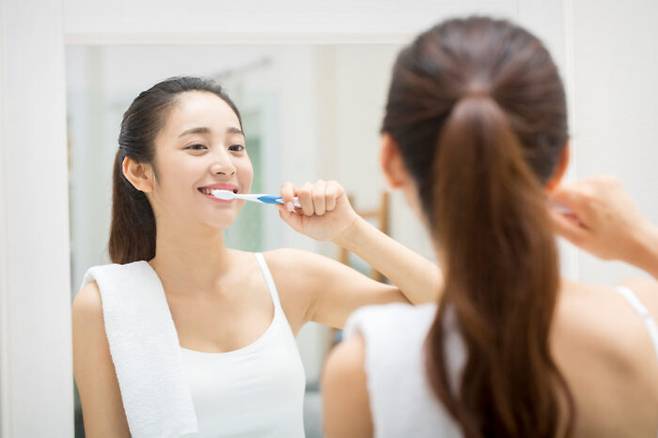 식후 바로 양치하는 습관 등 의외의 생활습관이 뱃살 다이어트에 도움이 된다. [사진=클립아트코리아]