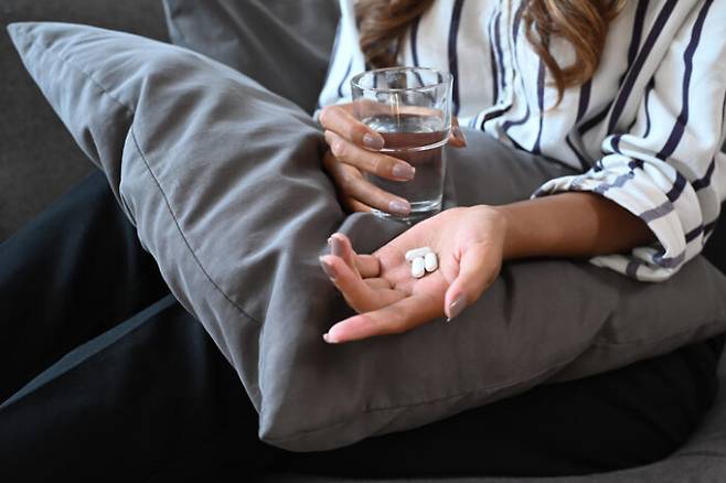 술을 마신 뒤 약물을 무심코 먹는 습관은 멀리하는 것이 좋다. [사진=게티이미지뱅크]