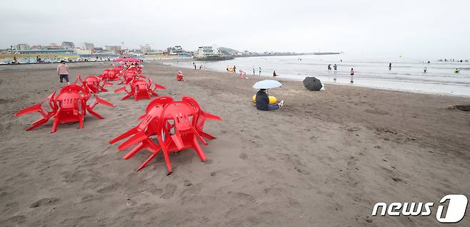 제주 해수욕장이 공식 개장한 1일 오후 제주시 삼양해수욕장이 비교적 한산한 모습을 보이고 있다. 2023.7.1/뉴스1 ⓒ News1 오현지 기자