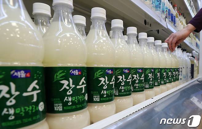 서울 시내의 한 대형마트에 막걸리가 진열돼 있다. 2021.3.31/뉴스1 ⓒ News1 이동해 기자