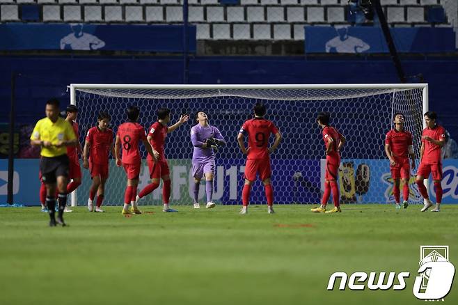 2일(현지시간) 태국 빠툼타니 스타디움에서 열린 아시아축구연맹(AFC) U-17 아시안컵 결승전 대한민국과 일본의 경기에서 전반전 일본 나와타에게 실점 후 대한민국 선수들이 아쉬워하고 있다. (대한축구협회 제공)2023.7.2/뉴스1 ⓒ News1 박세연 기자