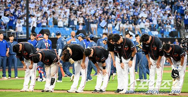 연승행진을 8연승에서 마감한 한화 선수들이 팬들에게 인사하고 있다. 대구=허상욱 기자 wook@sportschosun.com