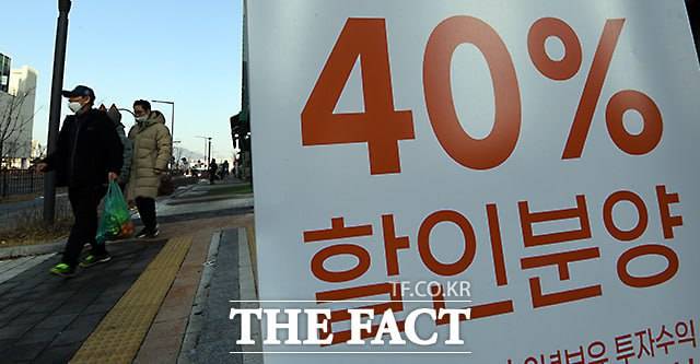 건설경기 악화로 도산 위기에 처한 건설사들이 늘고 있다. 지방의 한 분양 단지에 40% 할인분양 광고가 붙어있는 모습. /임영무 기자