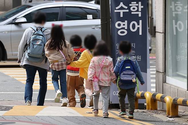 서울 시내의 한 유치원 인근에서 어린이들이 산책을 하고 있다./연합뉴스