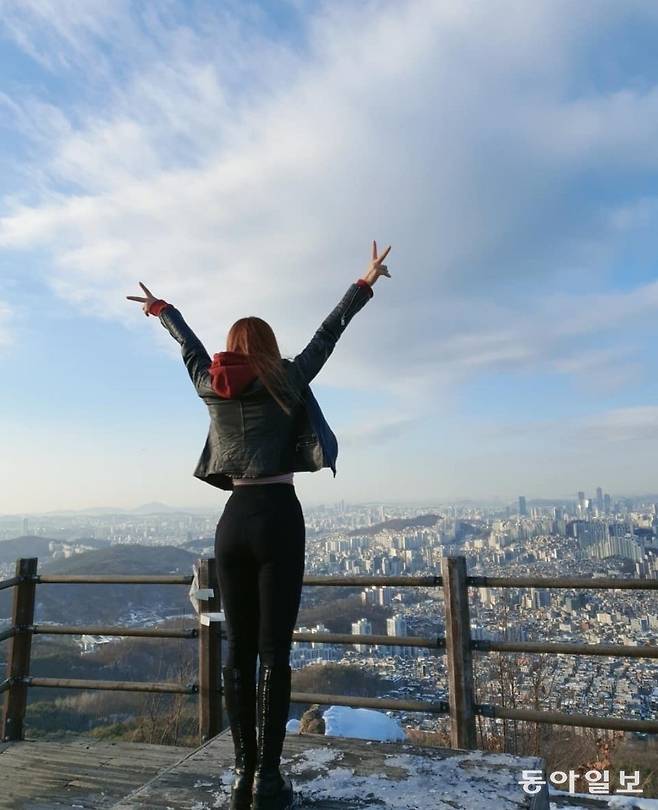 패션을 포기할 수 없는 그는 산에도 롱부츠를 신고 오른다고 했다. 관악산에 오른 권봄 씨.