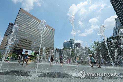 전국 대부분 지역에 폭염특보가 발령되고 폭염 위기경보 수준도 '주의'에서 '경계'로 상향된 1일 오후 서울 광화문광장에 설치된 분수대에서 어린이들이 더위를 식히고 있다. [연합뉴스]