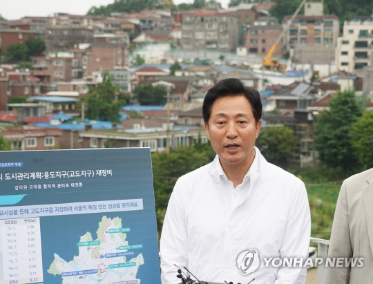 오세훈 서울시장이 30일 서울 도봉구 덕성여자대학교 차미리사기념관에서 북한산고도지구 현황 및 재정비 관련 질의응답을 하고 있다. [서울시 제공]