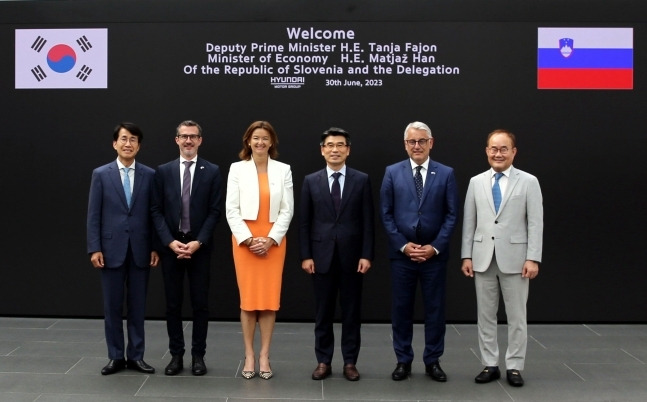 지난달 30일 김동욱 현대차그룹 부사장, 예르네이 뮐러 주한 슬로베니아 대사, 탄야 파욘 슬로베니아 부총리, 송호성 기아 사장, 마트야쉬 한 경제·관광·체육부장관, 김용화 현대차그룹 CTO(왼쪽부터)가 현대차·기아 남양 연구소에서 기념촬영을 하고 있다.