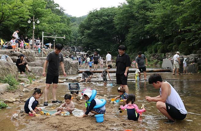 과천 향교계곡을 찾은 어린이들이 모래 놀이를 하며 즐거워하고 있다. 신소영 기자