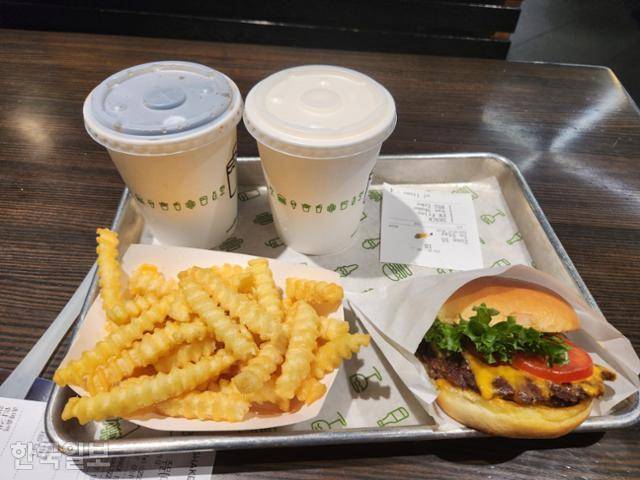 쉐이크쉑 오리지널 쉑 버거, 바닐라 쉐이크 그리고 감자튀김. 이서현 기자
