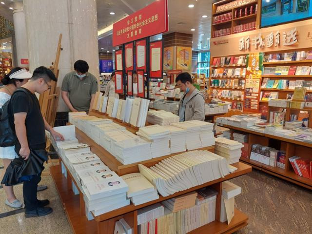 지난달 17일 중국 베이징의 왕푸징 거리에 있는 한 대형 서점에서 시민들이 시진핑 국가주석의 연설·담화를 모아놓은 서적들을 둘러보고 있다. 베이징=조영빈 특파원