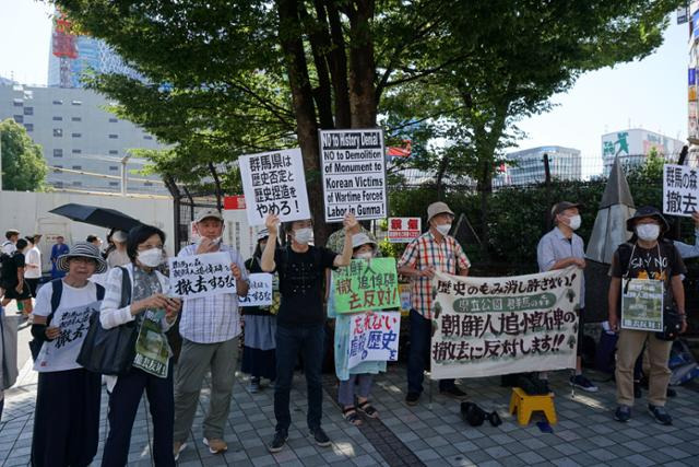 2일 오후 일본 도쿄 신주쿠역 북쪽 '알타빌딩' 앞 광장에서 '군마의 숲 조선인 추도비 철거에 반대하는 시민 모임'이 집회를 열고 있다. 도쿄=최진주 특파원