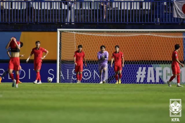 한국의 17세 이하(U-17) 축구대표팀이 2일 태국 빠툼타니 스타디움에서 열린 아시아축구연맹(AFC) U-17 아시안컵 결승전 일본과 경기에서 후반 두 번째 실점하자 아쉬운 표정을 짓고 있다. 대한축구협회 제공