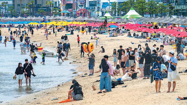 부산의 7개 해수욕장이 지난 1일 전면 개장한 가운데, 2일 수영구 광안리해수욕장에서 피서객들이 수영 등을 즐기고 있다. 광안리해수욕장은 개장 첫날 10만 명이 찾아 가장 많은 피서객이 몰렸다.  김영훈 기자 hoonkeem@kookje.co.kr