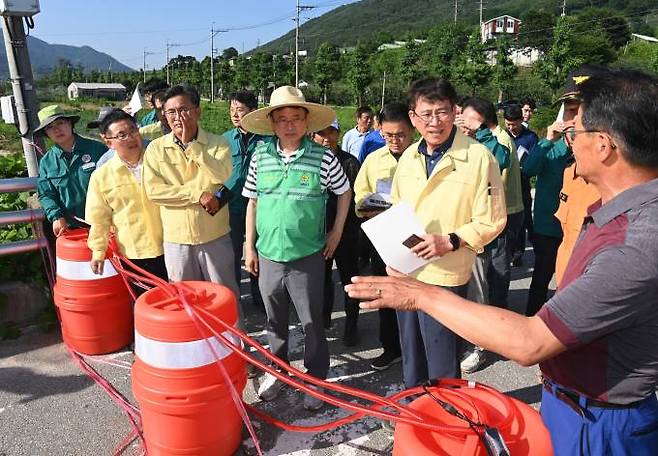 이철우 지사가 집중폭우로 인해 교량이 유실된 영주 봉현면 하촌리를 찾아 피해사항을 점검하고 있다. 이날 피해현장방문에는 배한철 경북도의회 의장과 이달희 경제부지사 등이 함께 했다.(경북도 제공) 2023.07.02.