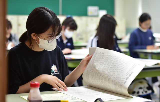 2024학년도 대학수학능력시험 6월 모의평가가 실시된 지난달 1일 오전 고등학교 3학년 학생들이 시험 준비를 하고 있다. 뉴시스