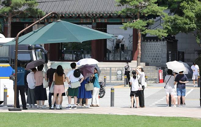 폭염 위기경보 단계가 '경계'로 격상된 1일 서울 중구 서울광장에서 시민들이 그늘에서 신호를 기다리고 있다. '경계' 단계는 전국 40%(72개) 이상 지역에서 일 최고 체감온도 33도 이상인 상태가 3일 이상 지속될 것으로 예상될 때 발령한다./사진=뉴시스