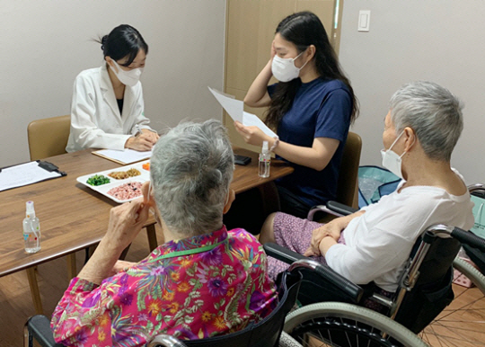 사회복지급식관리지원센터 소속 전문 영양사가 한 노인요양시설에 방문해 어르신에게 질환과 장애 등을 고려한 맞춤형 영양식 상담을 진행하고 있다. 식품의약품안전처 제공. 기사 내용과는 직접 관련 없음