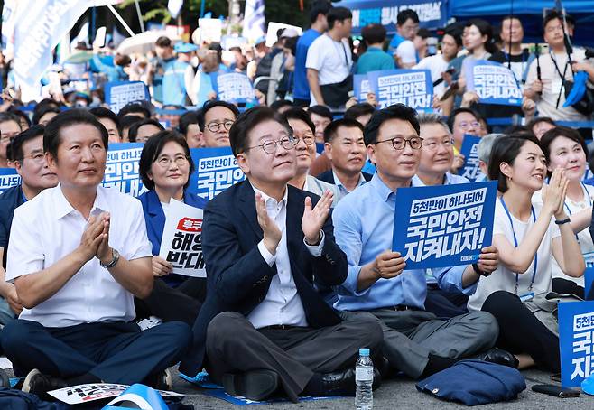 이재명 대표, 박광온 원내대표 등 더불어민주당 의원들이 1일 오후 서울 중구 숭례문 일대에서 열린 '일본 후쿠시마 원전 오염수 해양투기 규탄 범국민대회'에 참석해 팻말을 들고 박수를 치고 있다. [연합]