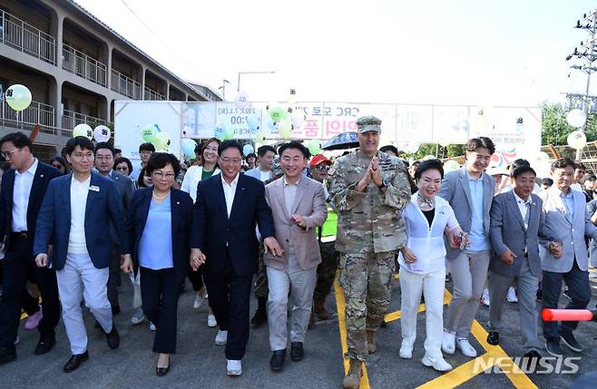 1일 오후 70년 동안 미군에 공여돼 출입이 제한됐던 경기 의정부시 반환 미군 공여지인 캠프 레드클라우드(CRC)에서 걷기행사가 진행됐다.(사진=의정부시 제공)