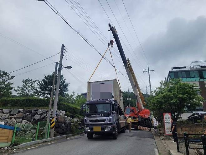 충주시 불법 컨테이너 건축물 철거 행정대집행. (사진=충주시 제공) *재판매 및 DB 금지