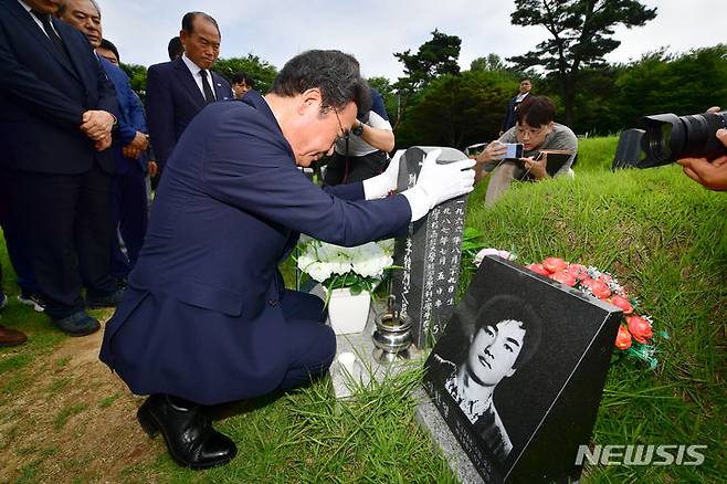 [광주=뉴시스] 이영주 기자 = 이낙연 전 더불어민주당 대표가 2일 오전 광주 북구 망월동 민족민주열사묘역을 찾아 고 이한열 열사의 묘소를 참배하고 있다. 2023.07.02. leeyj2578@newsis.com