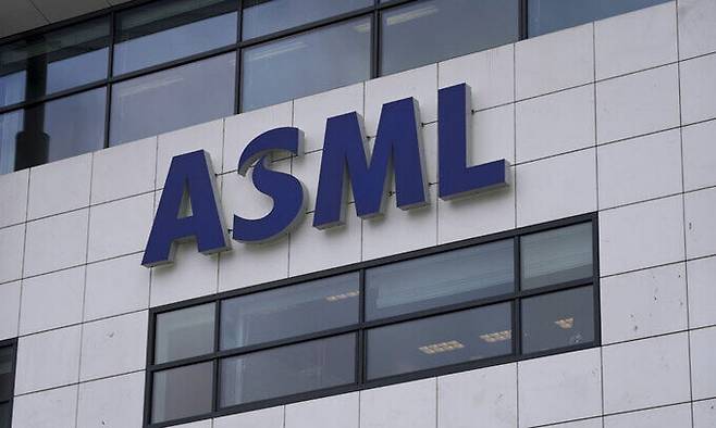 지난 1월30일 네덜란드 벨드호벤의 반도체 생산장비 선두업체 ASML 본사에 로고가 붙어 있는 모습. AP연합뉴스