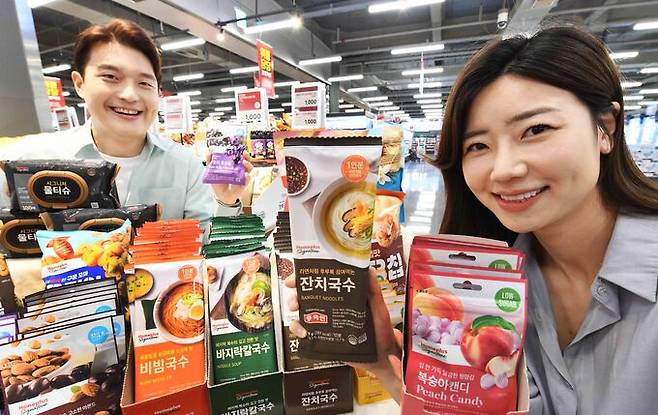 홈플러스 메가푸드마켓 강서점에서 모델들이 PB 브랜드 ‘홈플러스 시그니처’ 인기 상품을 소개하고 있다. 홈플러스 제공