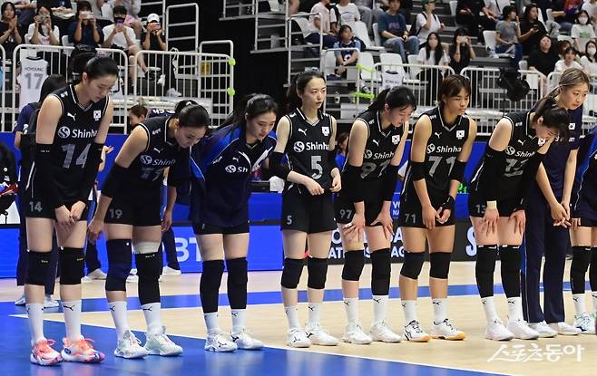 2일 경기도 서수원칠보체육관에서 ‘2023 국제배구연맹(FIVB) 발리볼네이션스리그(VNL)’ 한국과 폴란드의 경기에서 세트스코어 0-3으로 패한 한국 선수들이 팬들에게 인사하고 있다. 수원 | 주현희 기자 teth1147@donga.com