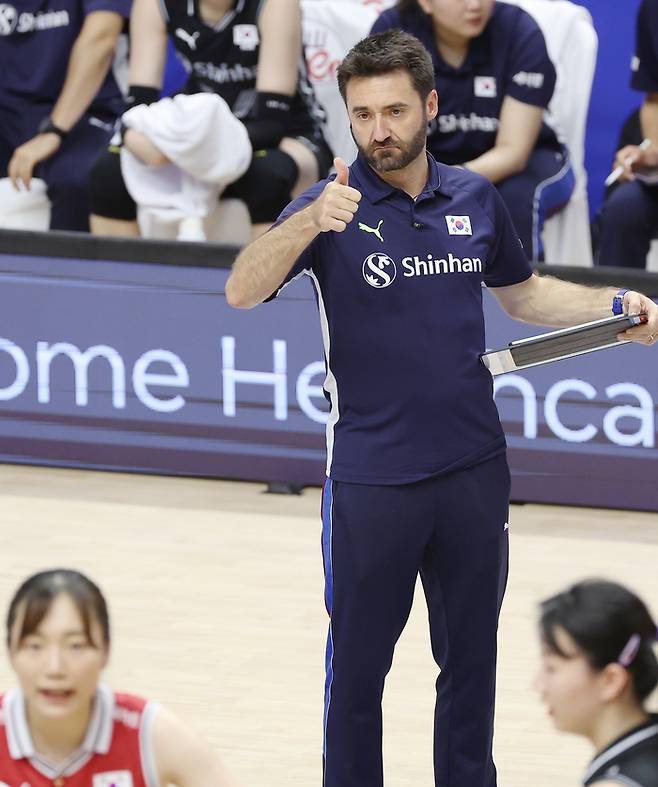 2일 오후 경기도 수원시 권선구 서수원칠보체육관에서 열린 2023 국제배구연맹(FIVB) 발리볼네이션스리그(VNL) 한국과 폴란드의 경기. 한국 세사르 곤살레스 감독이 작전을 지시하고 있다. 2023.7.2 연합뉴스