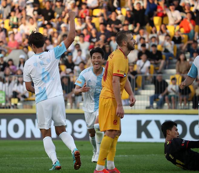 2일 광주축구전용구장에서 열린 프로축구 K리그1 20라운드 광주FC와 울산 현대의 경기에서 울산 박용우(왼쪽)가 후반전에 헤더로 선취골을 넣고 기뻐하고 있다. 연합뉴스