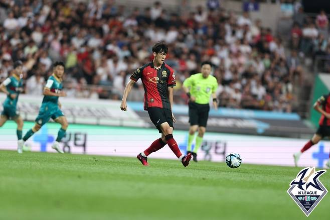 서울 미드필더 이승모가 패스를 시도하고 있다. /사진=한국프로축구연맹