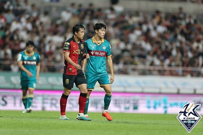 이태석(왼쪽) 배준호가 몸 싸움을 벌이고 있다. /사진=한국프로축구연맹