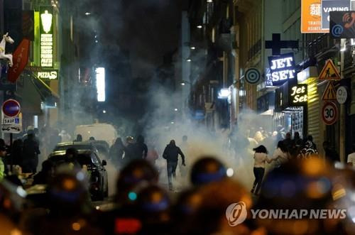 파리 시내에서 시위 진압 중인 경찰 [AFP 연합뉴스 자료사진]