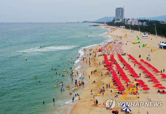 여름아 반갑다 (강릉=연합뉴스) 양지웅 기자 = 전국 곳곳의 해수욕장이 개장을 시작한 2일 강원 강릉시 경포해변에 피서객이 몰려 있다. 2023.7.2 yangdoo@yna.co.kr