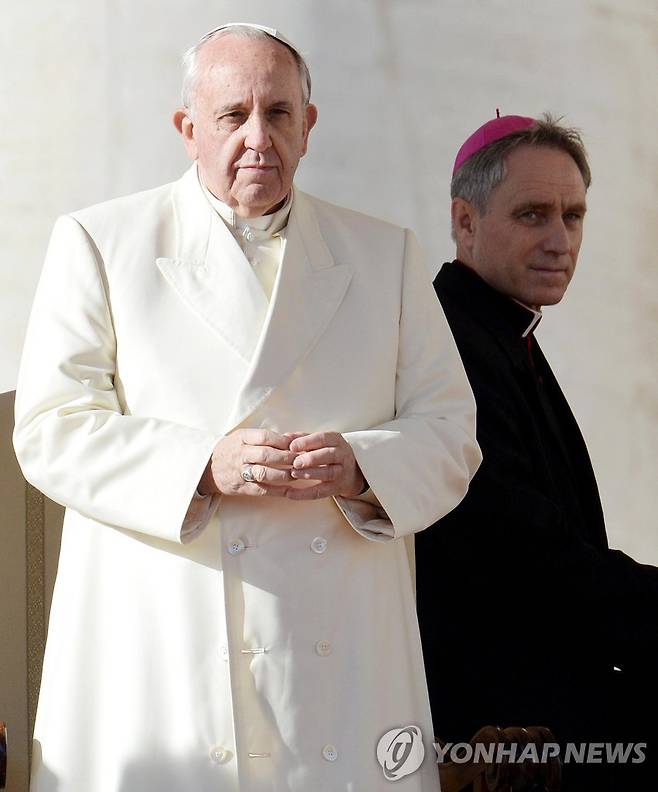 프란치스코 교황과 겐스바인 대주교 [EPA=연합뉴스 자료사진. 재판매 및 DB 금지]